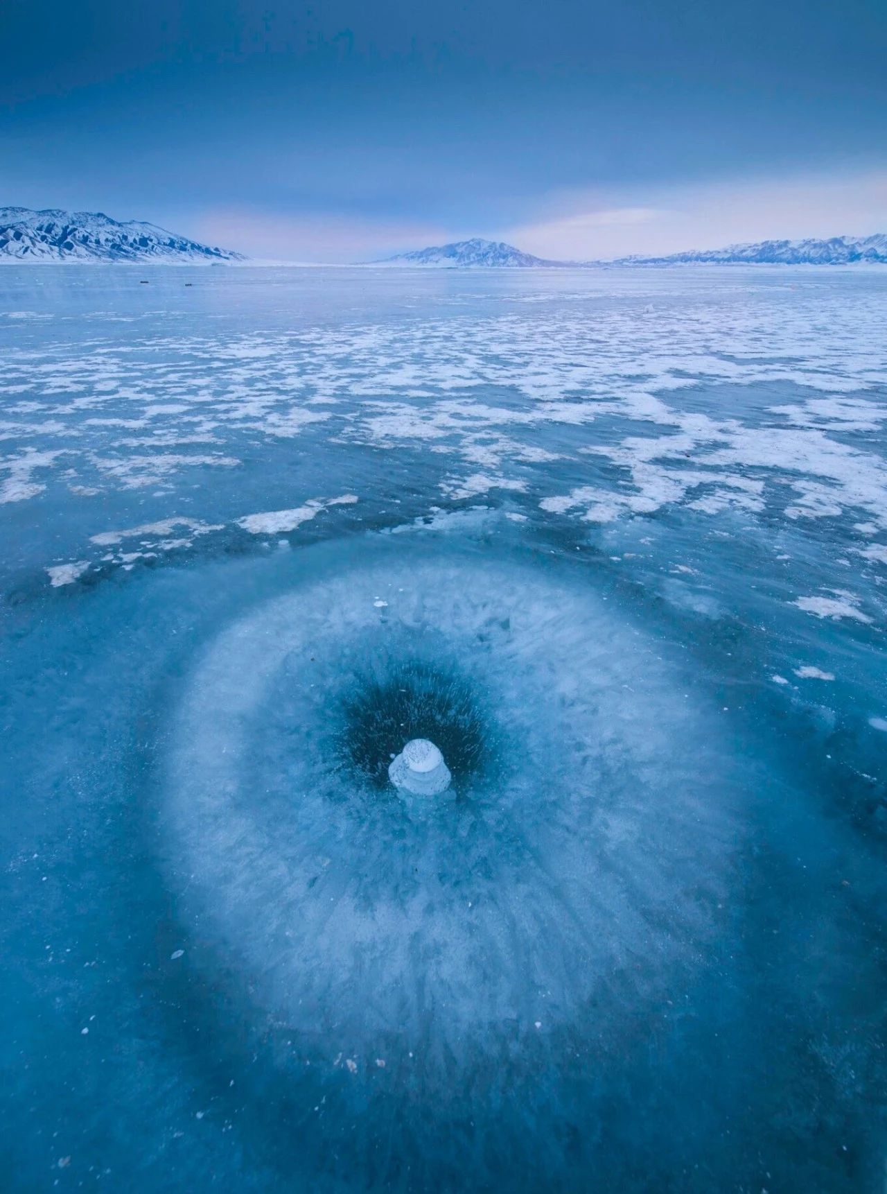 图源丨weibo @谢墨深蓝深邃的湖底衬托的冰眼更为的真实仿佛是地下的