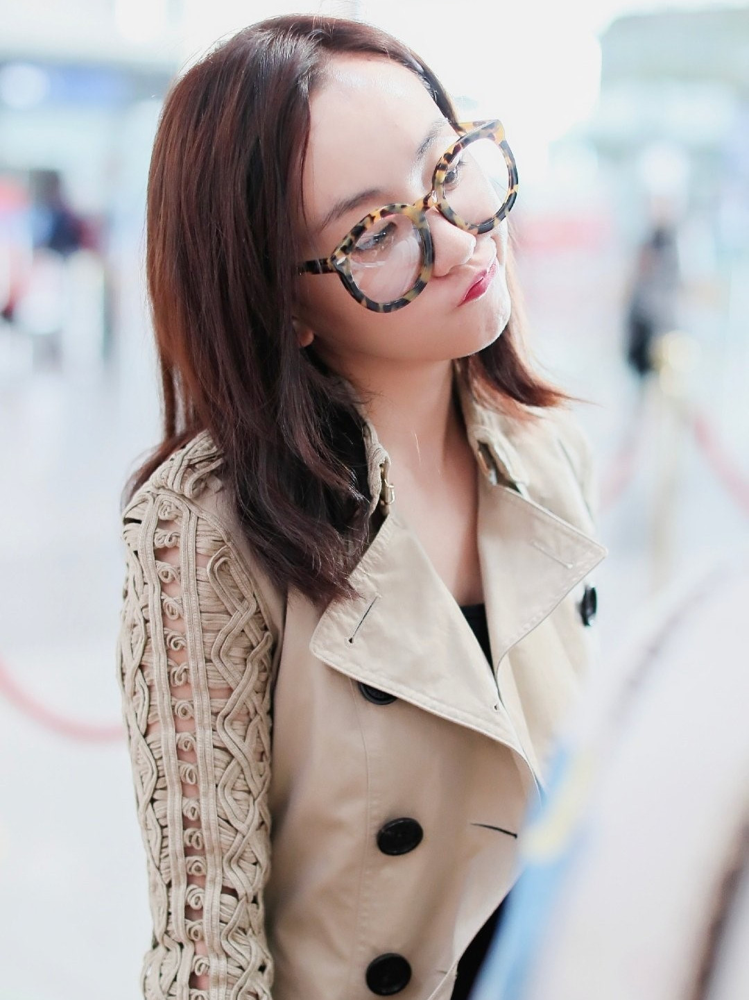 原创杨蓉把风衣穿出高级感,搭配小黑裙女人味十足,38岁身材太吸睛了