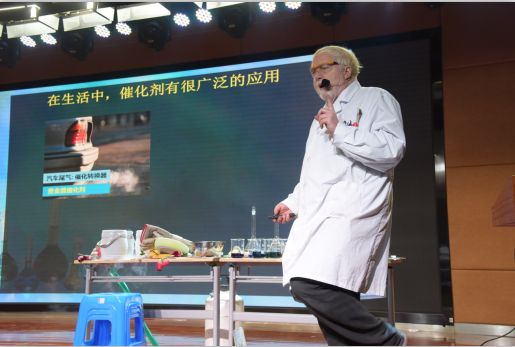 随后,戴维教授将一杯液体倒入七个烧杯,呈现了一个化学的彩虹,继续又