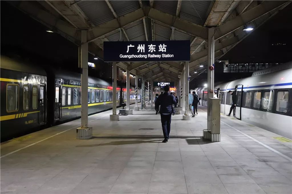 广州东站与广州东火车站为同一地点连接广州地铁1号线,3号线以及广州