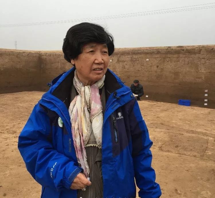 今天考古现场的嘉宾分别是:中国社会科学院考古研究所研究员李毓芳和