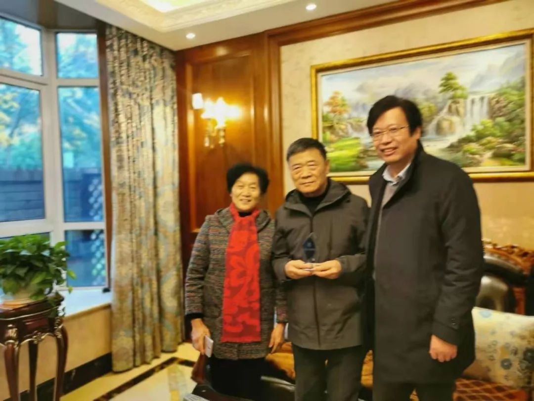 奉贤中学校长林春辉拜访老校友