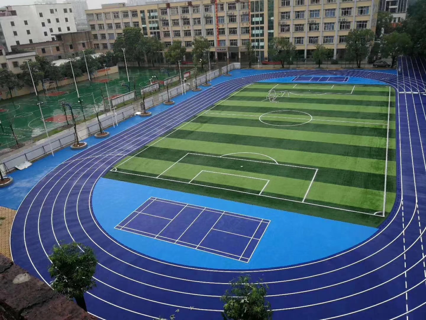 400米塑胶跑道造价,400米标准塑胶跑道造价方案_施工