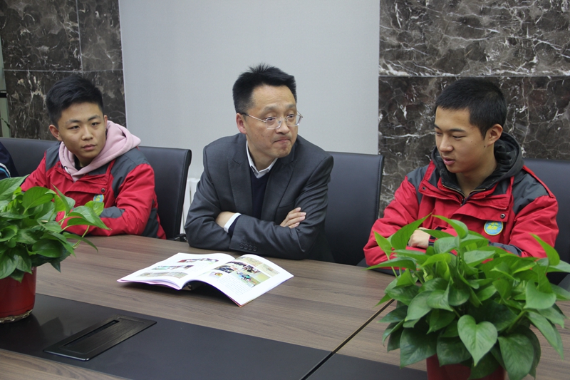 专家杨晓云校长在查看资料专家组组长刘天才教授在查看创建资料刘红