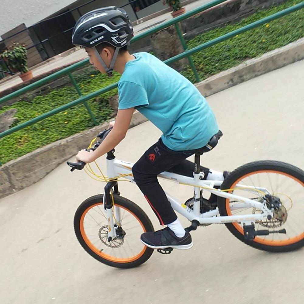 张柏芝领二个儿子骑车玩,开心分享孩子照片._quintus