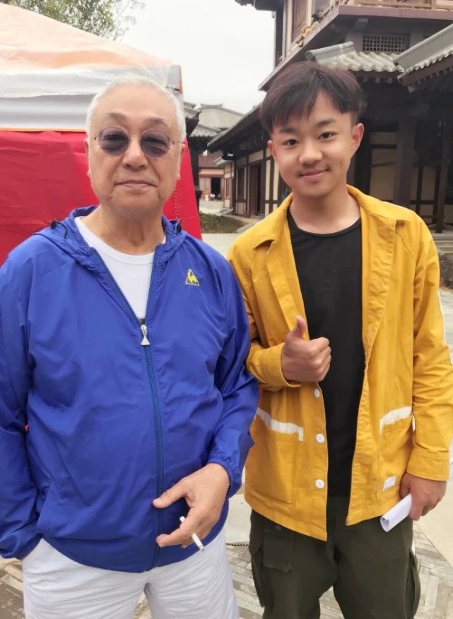 王一夫和老戏骨在一起合影,他还是显得很年轻的,穿