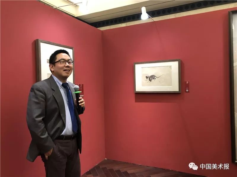 徐悲鸿之孙徐骥为观众做展览导赏观众观展徐骥为我们动情的介绍道"在