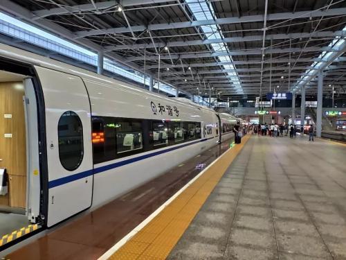 根据时刻,新开通的g7792次,下午3:55从宁波站出发,经过徐州东后,上徐