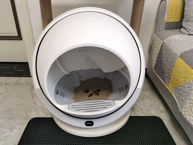 如图,喵星人从猫砂盆方便完出来后,猫砂盆就开始自动工作了,通过旋转