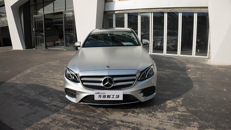 是什么色彩让人眼前一亮奔驰e电光金属银改色膜