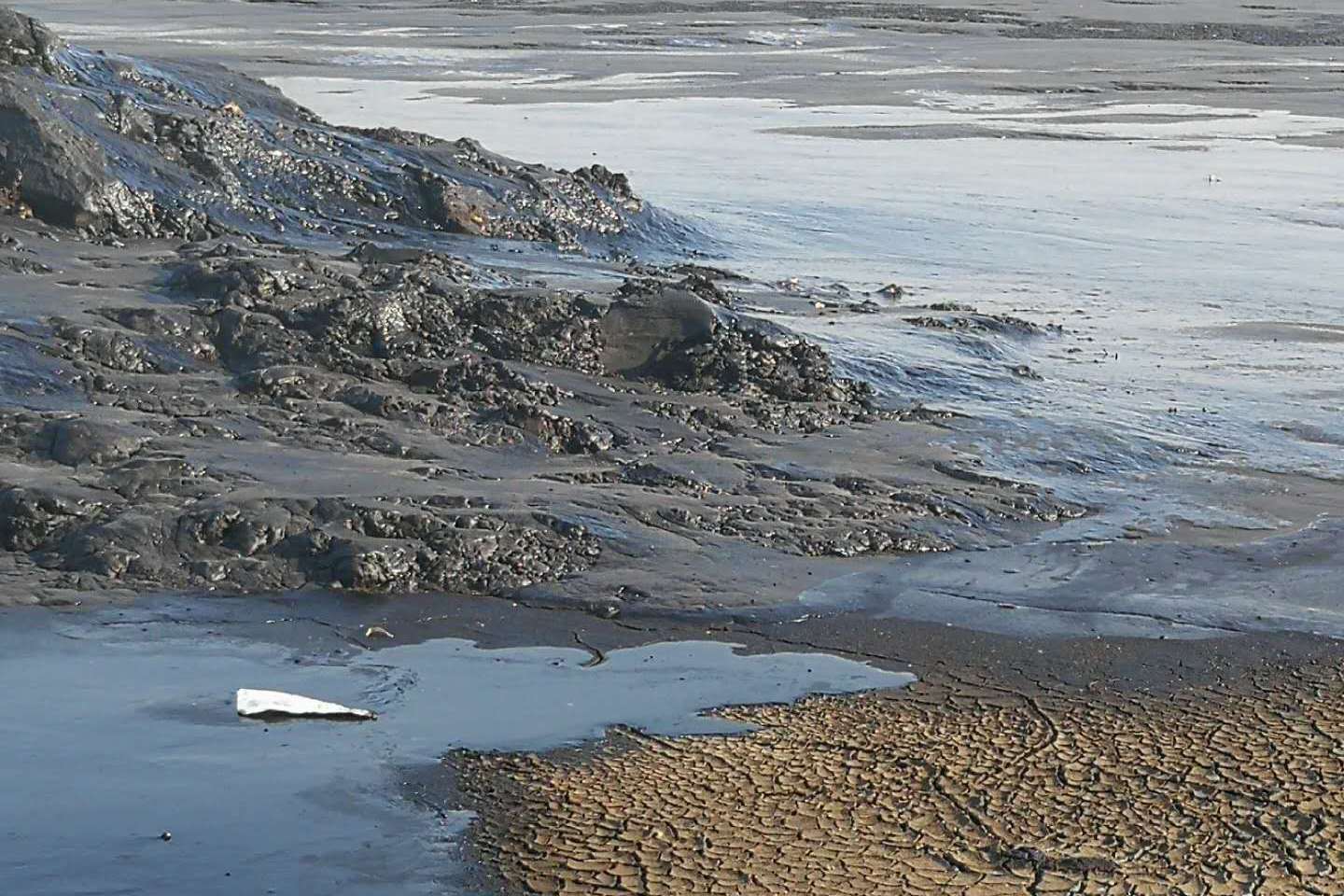 由于在油田各处理工艺过程中大量使用不同种类的化学处理剂,使油泥