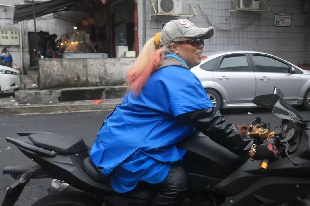 网红追风奶奶涉嫌非法吸存数百万专骗护工保姆血汗钱