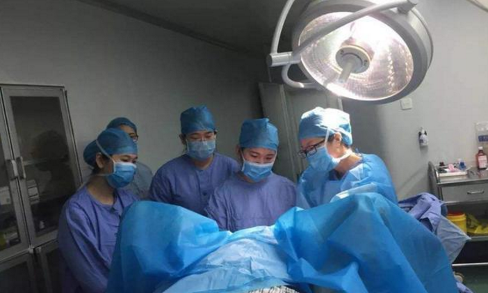 原创生娃时妻子疼的口吐芬芳陪产丈夫一个举动全场安静