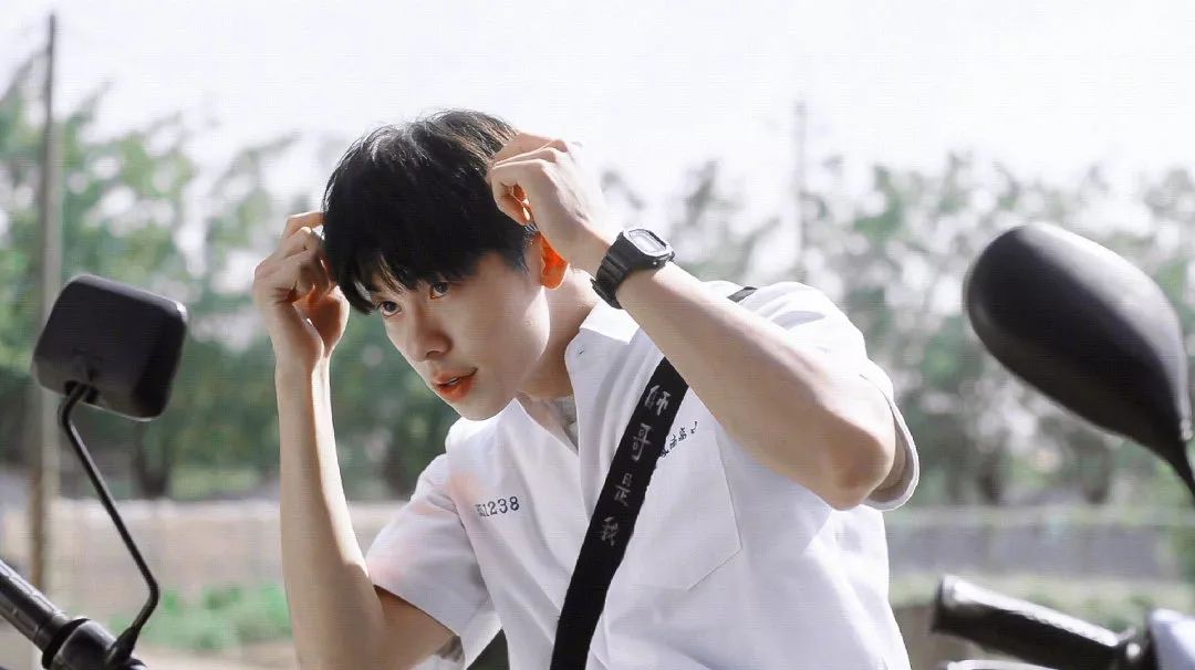 明明现实29岁了,穿起学生装,还是有着台湾男生独有的清澈少年感▼▼▼