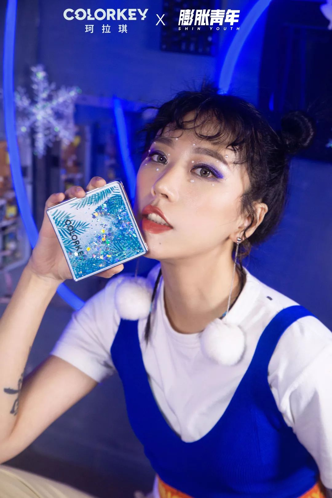 先用大地色系晕染眼周,再用蓝色眼影勾勒出上扬眼尾,这样的ice queen