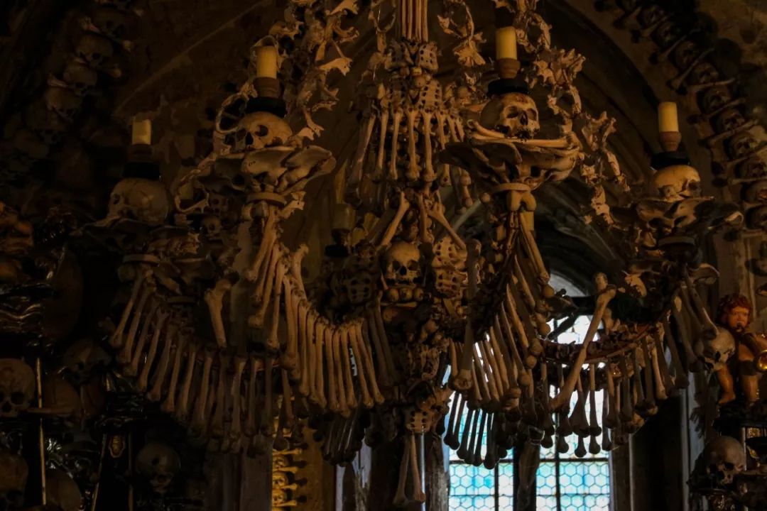 胆小勿入这座教堂是用4万个人的骨头建造的