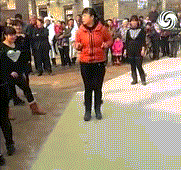 车库停车时,被眼前的一幕吓了一跳:昏暗的车库里突然出现一对大爷大妈