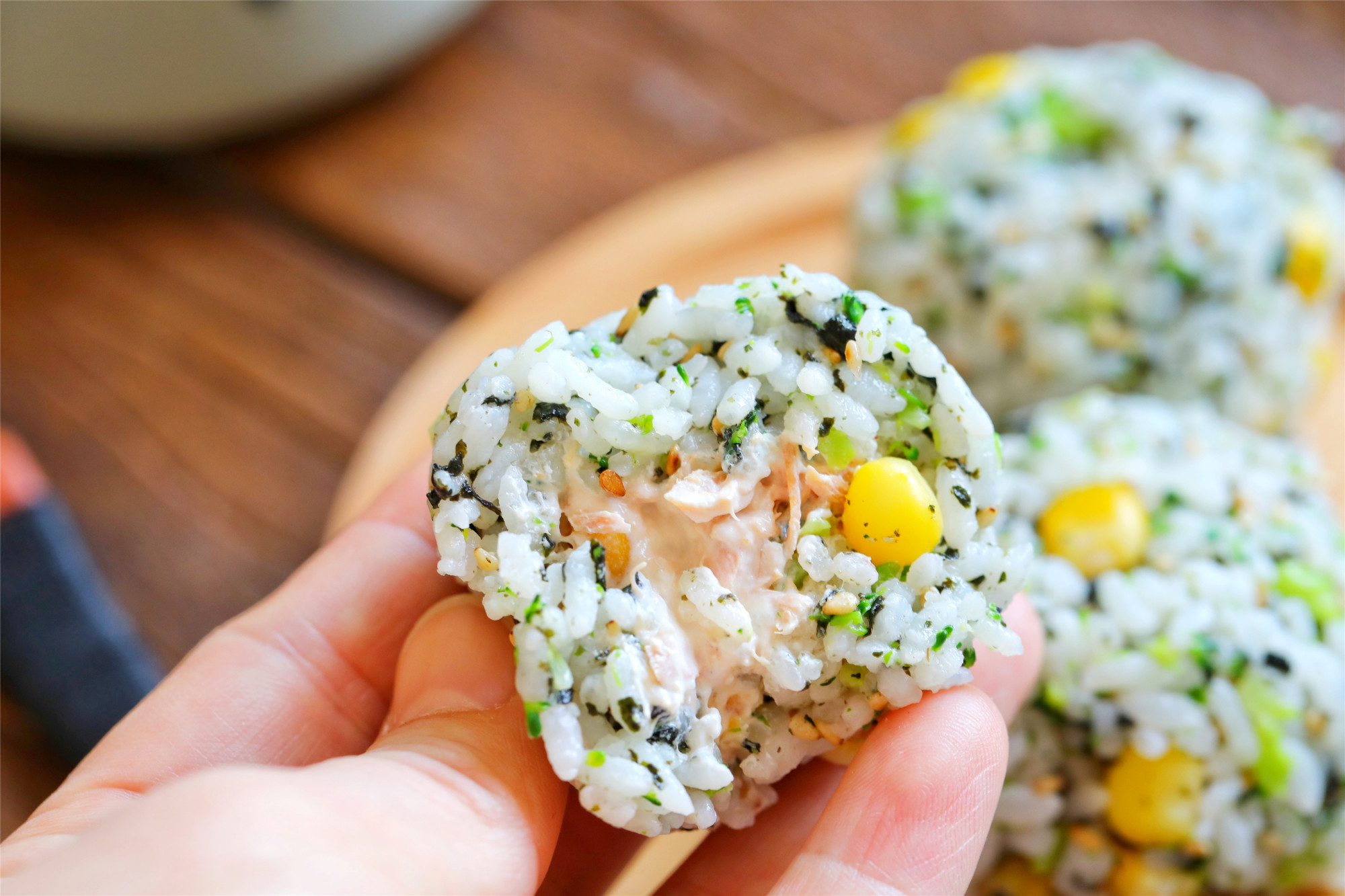 最简单的饭团几分钟搞定一大盘营养丰富能当早餐也能当便当