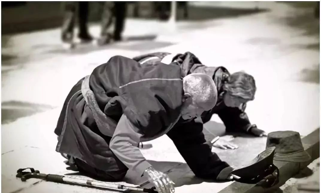 藏传佛教信仰者磕长头