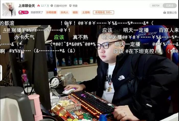 随后李赣的老婆冯雪娟在网友们的要求下和"夺子姐"进行亲密的互动,但