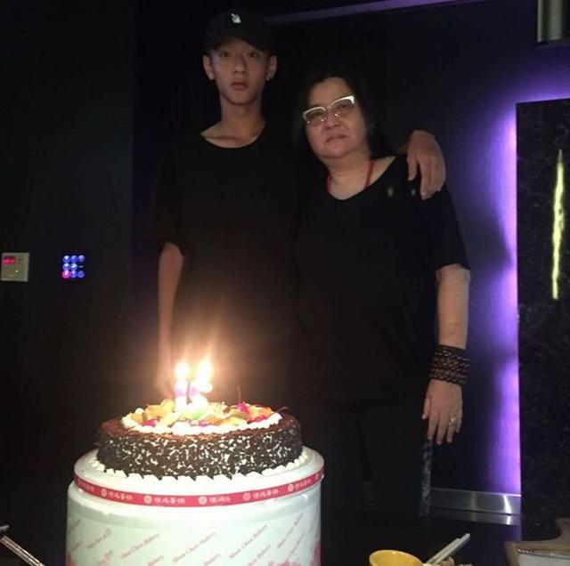 原创陈宝莲离世17年儿子长大成人帅气有型有赖邱黎宽收养兼悉心照顾