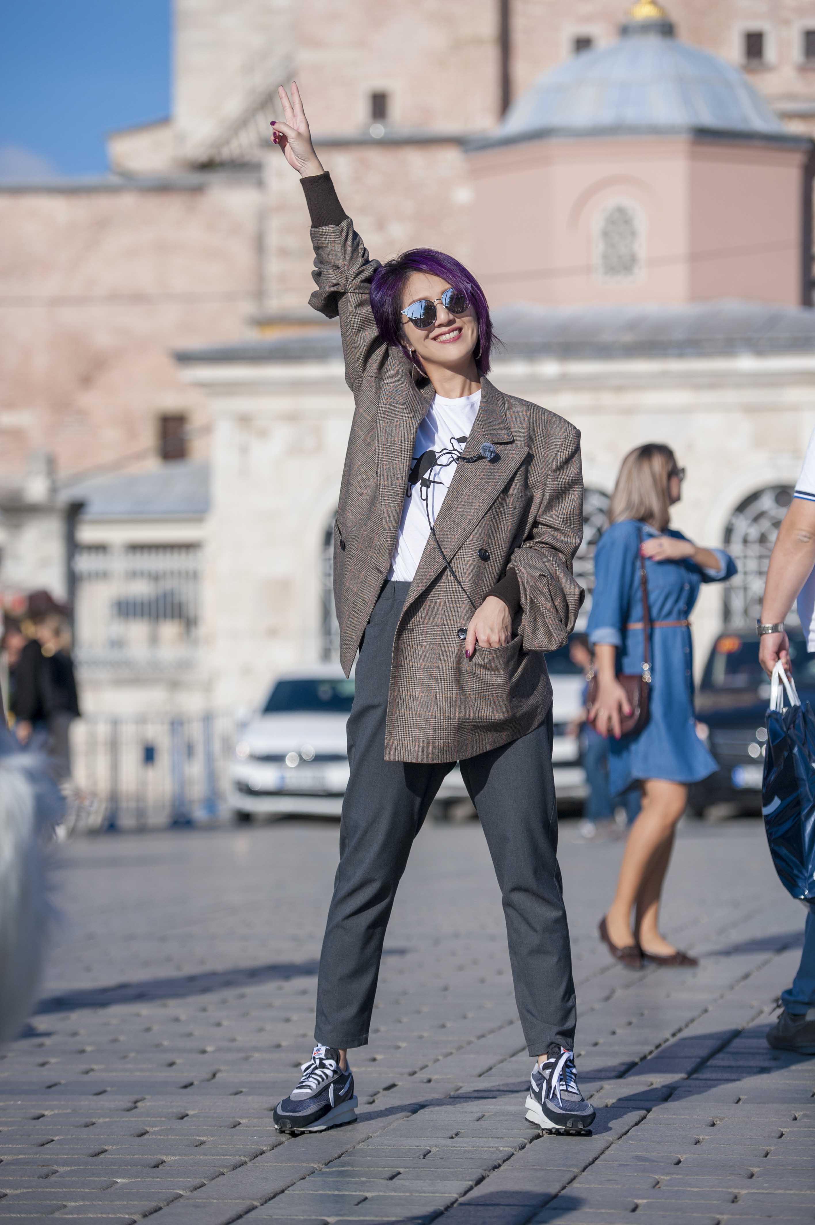 《妻子3》霍思燕粉色发带甜美 魏大勋与妻子团合照大片感十足