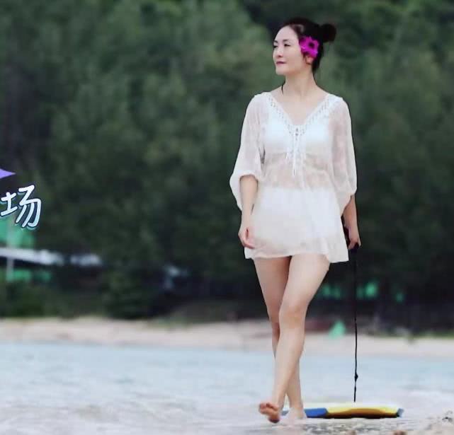 原创谢娜清晨到海边玩,大步跳跃"放飞自我",暴露真实身材