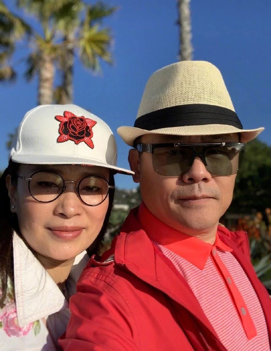 岁周立波与妻子出国度假,生活滋润高调秀恩爱,不受风波影响?