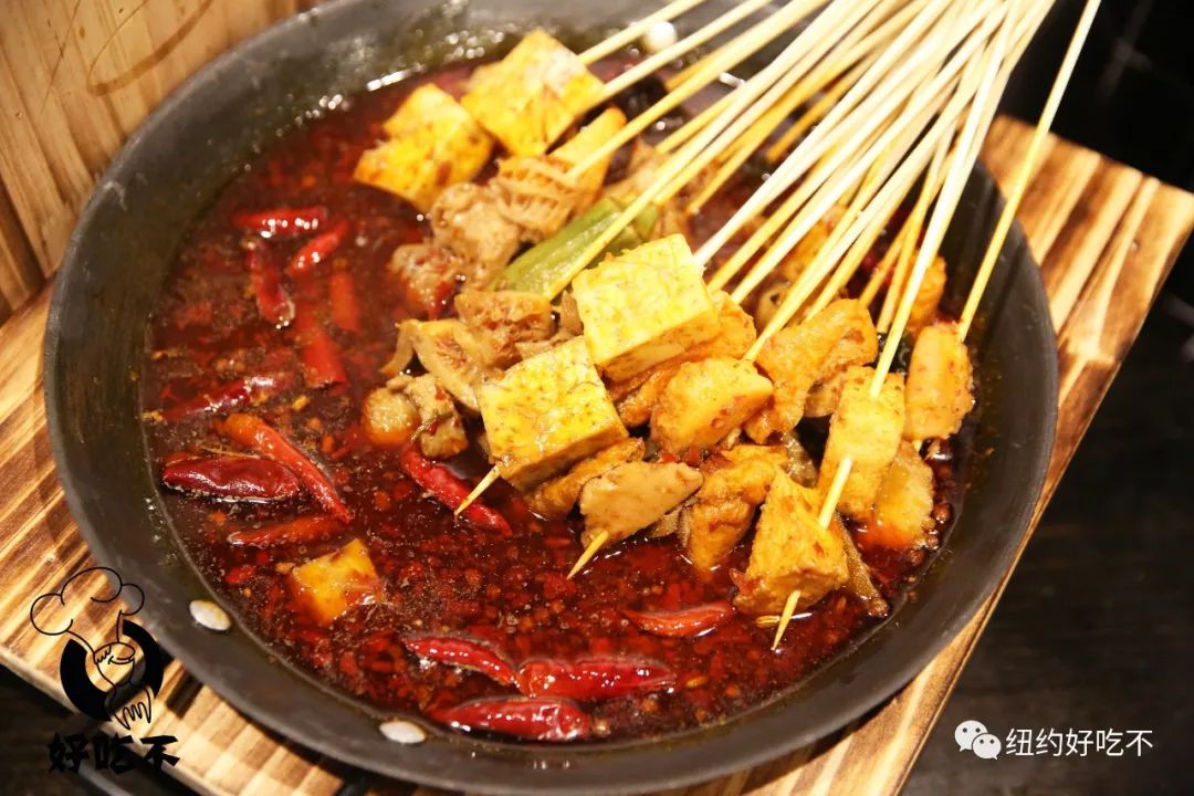 底料是独家秘制的麻辣牛油锅底.