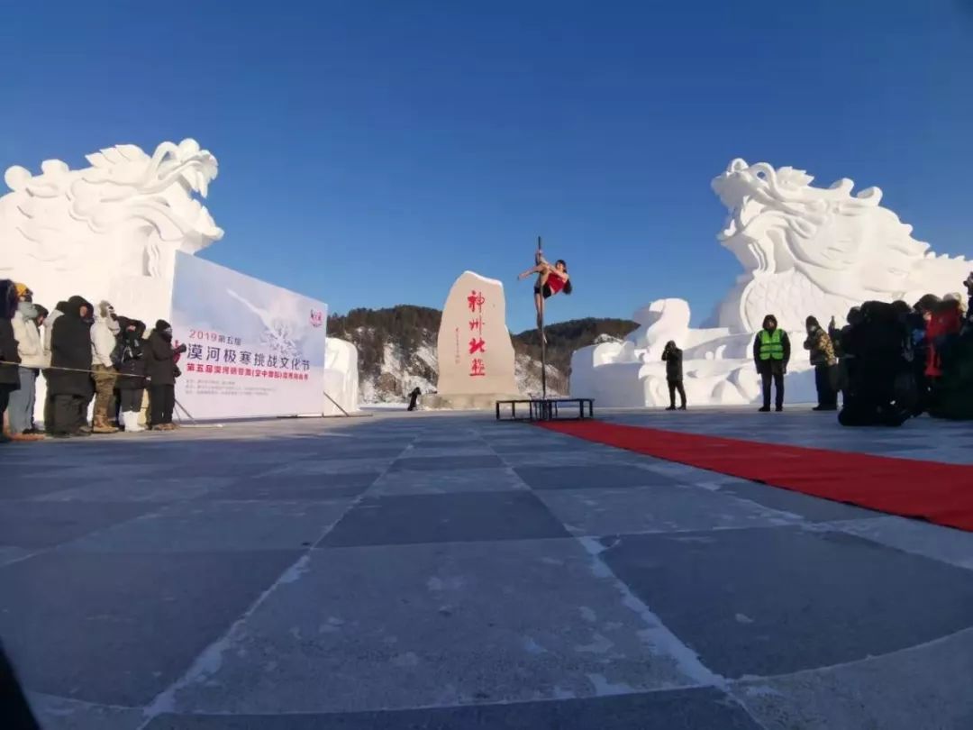 在冰雪撒欢园里尽情的冰爽一下;在加格达奇林业局冰雪乐园里,逛逛中国