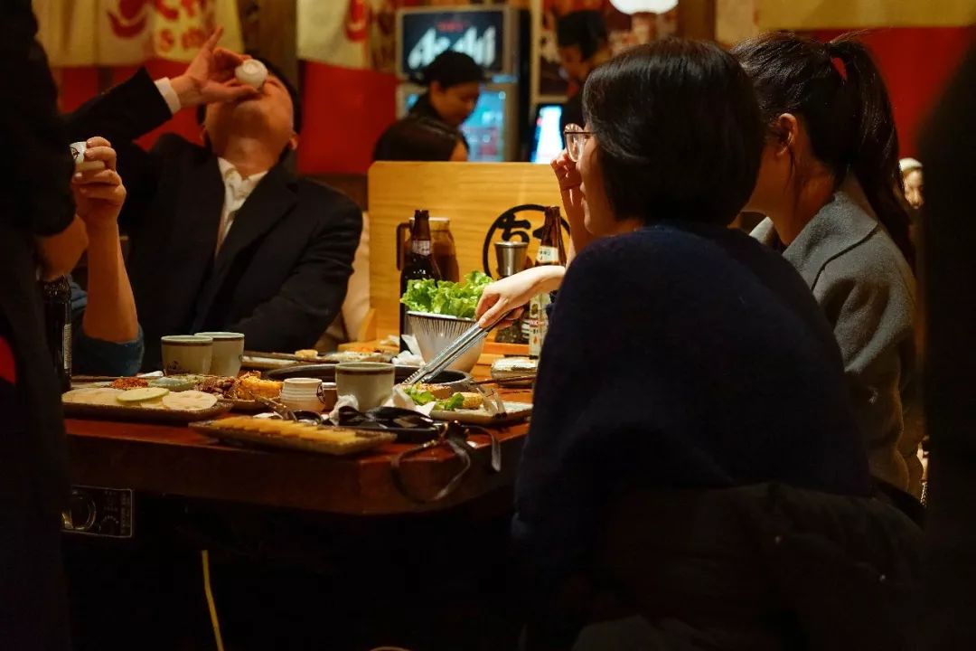 在老朋友的新店围炉而坐喝酒吃肉