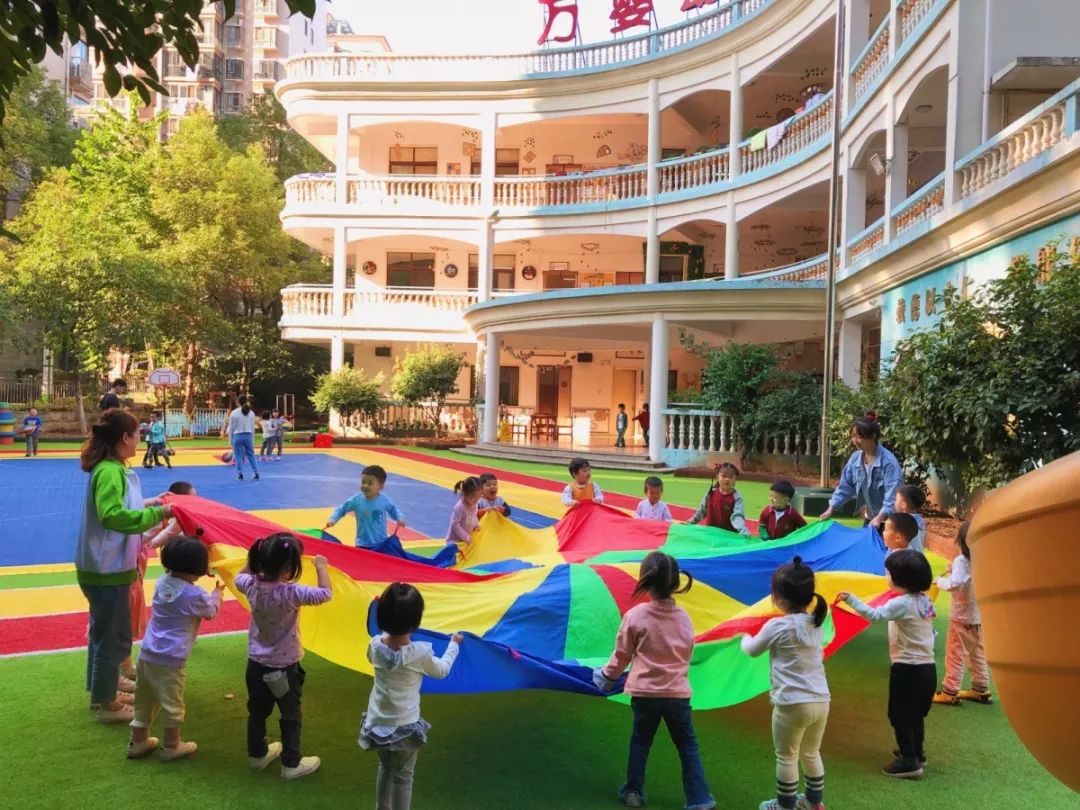 自己大口吃饭从来不用大人操心,会给大家表演幼儿园学到的歌曲和舞蹈