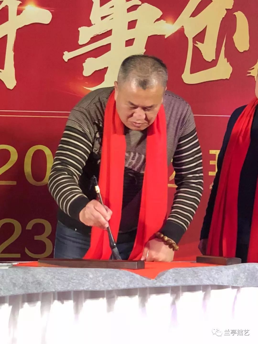 谭勇及秘书长张更前接福】第六届兰亭会百城万人送春联公益活动苏州分