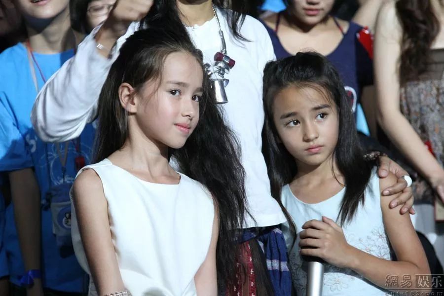 林妲和宛妲走上了达人秀舞台唱歌,呼吁"所有人都去种树".