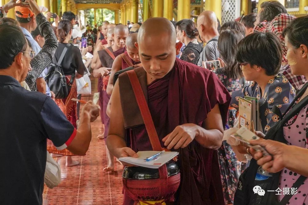 一仝摄影缅甸佛教文化特色超级震撼的僧侣布施的场面