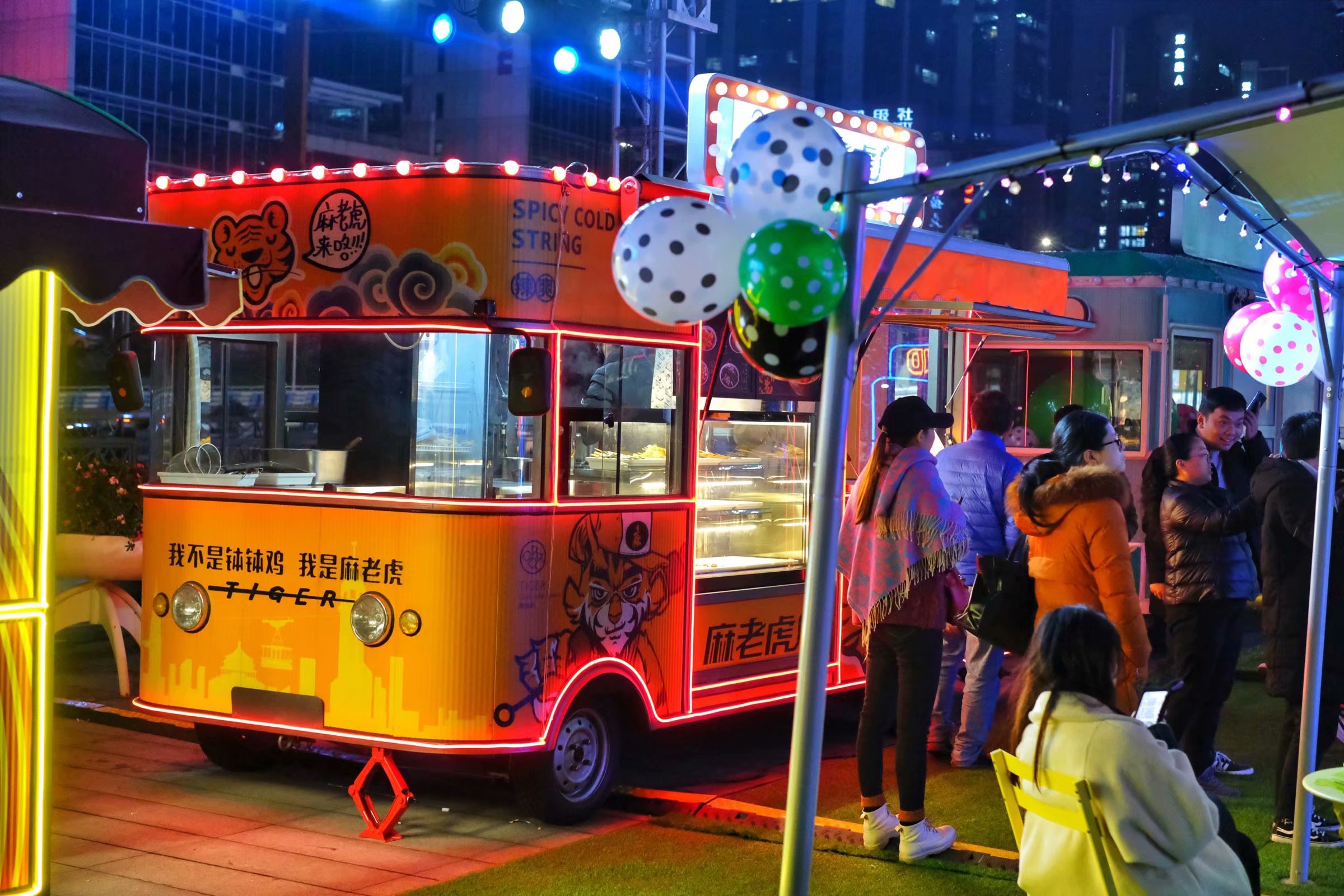 餐车派对首现重庆街头,一场雪天美食的浪漫正在蔓延
