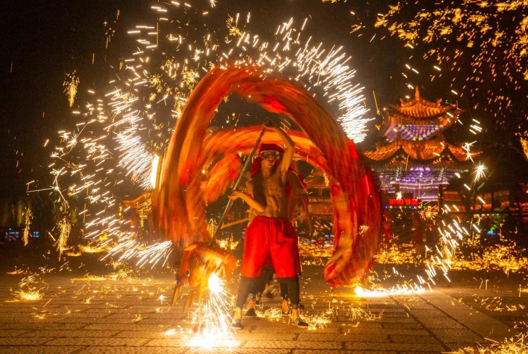 台儿庄古城火龙钢花图片