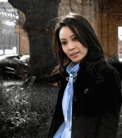 她是张嘉译第一任妻子离婚后爱上孙红雷如今43岁美成少女