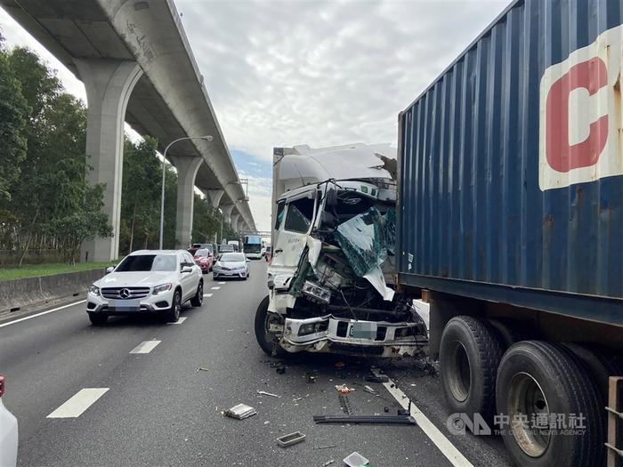 台高速公路发生6车擦撞车祸 致1人命危,2人受伤