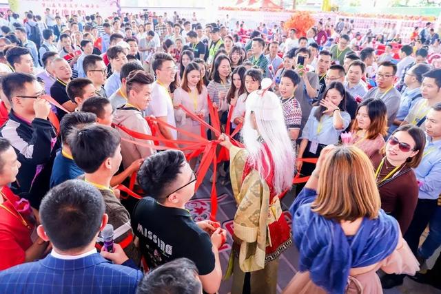 首批00后加入相亲大军观音山相亲现场月老与红娘牵红线