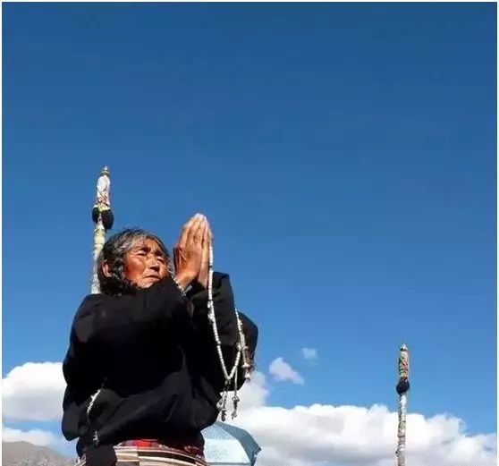 藏传佛教信仰者磕长头