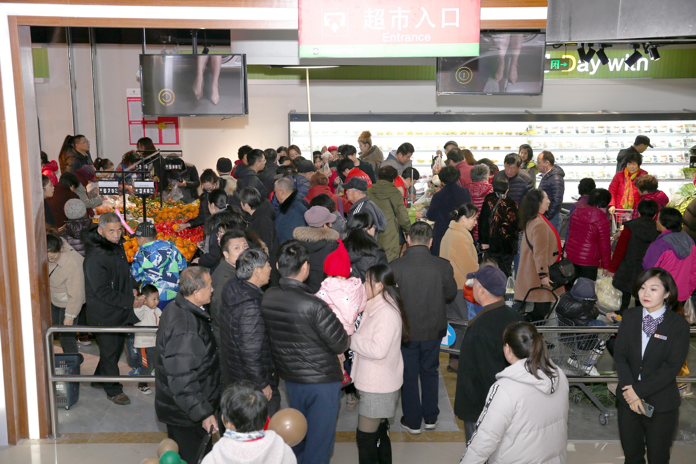 mall主入口开启,潮水般的人流涌进了购物中心,自动扶梯,老舍茶馆,超市