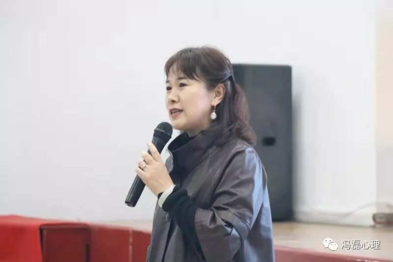 新闻播报冯磊老师受邀为大连东方实验高中家长课堂开展与熊孩子沟通之