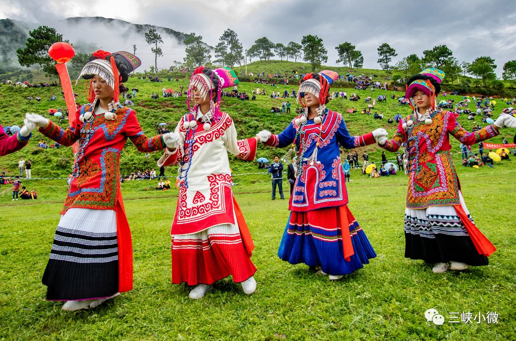 达体舞比赛黄伞下的朵乐荷黄伞下的朵乐荷全景彝族少女展大国重器风采