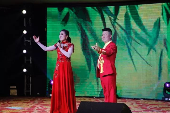 晚会在谢二东,王花的《双山梁》中拉开帷幕帅男靓女主持团队为了感谢