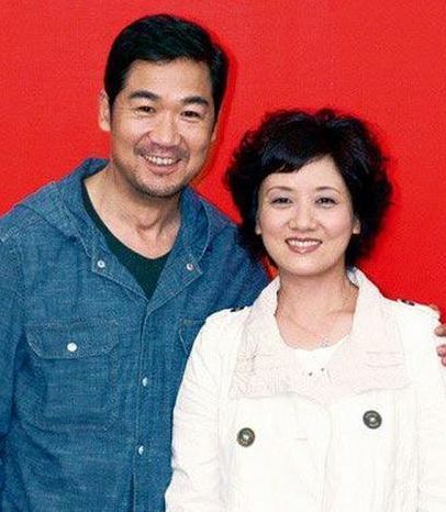 张国立和邓婕张国立和邓婕结婚之前曾经都有过一段婚姻,邓婕的前任