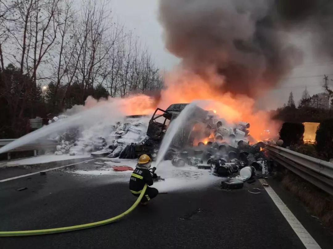 下沙旁高速两货车相撞突然爆炸,场面惊人,火光冲天!