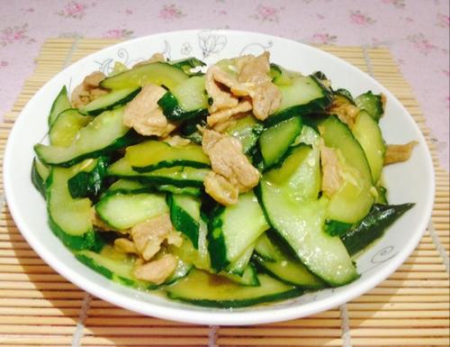 青瓜炒肉家常做法推荐需要的材料:黄瓜,猪肉,食用油,蚝油,生粉,大葱