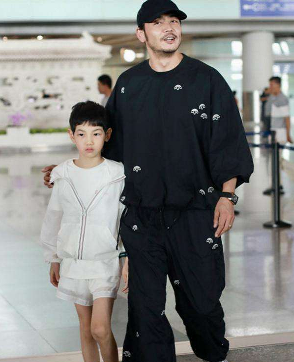 杨烁回应教育争议搓衣板在路上,跪多久你定