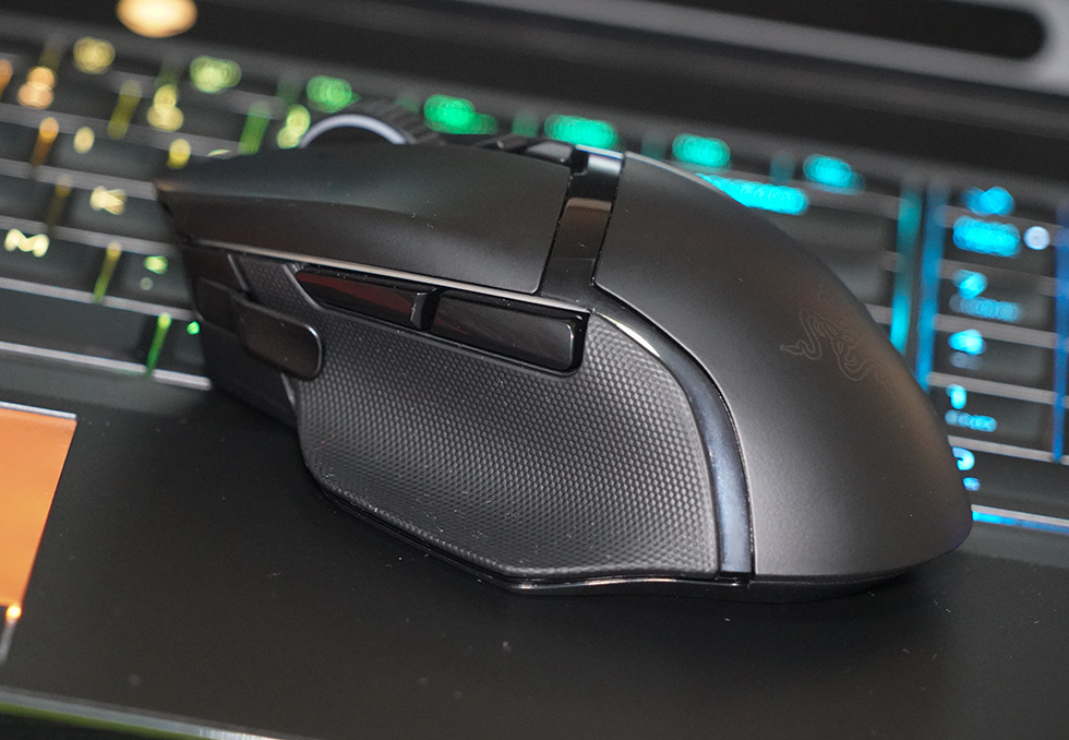 鼠标重量约为107g,不及目前市面上的极致强量鼠,也不及巴塞利斯蛇终极